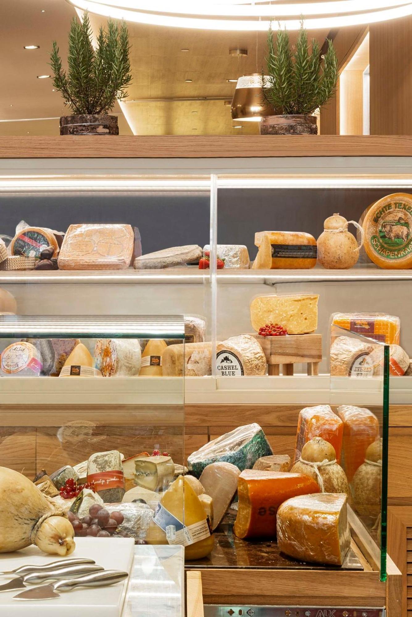 Nh コレクション バルセロナ グラン ホテル カルデロン エクステリア 写真 Cheese display at a deli
